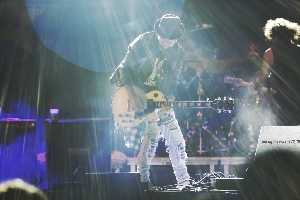 La banda, que ocupa un hueco privilegiado en la historia del rock en nuestro país, repasó sus míticos temas ante un público gijonés entregado.