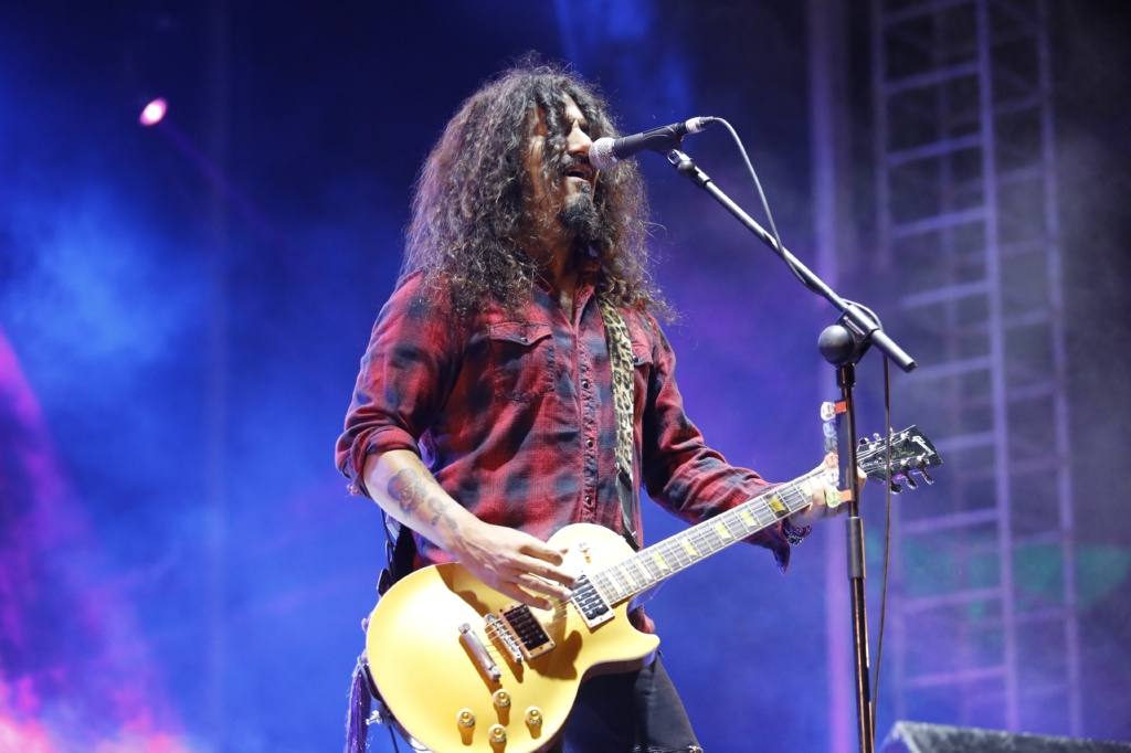 La banda, que ocupa un hueco privilegiado en la historia del rock en nuestro país, repasó sus míticos temas ante un público gijonés entregado.