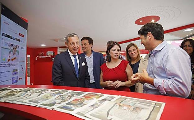 Adriana Lastra, durante su visita al estand de EL COMERCIO en la Feria de Muestras.