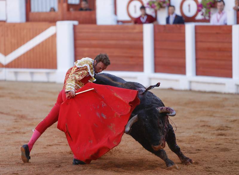 Tercera tarde de abono en el coso de El Bibio, con los toreros Antonio Ferreras, Álvaro Lorenzo y Paco Ureña.