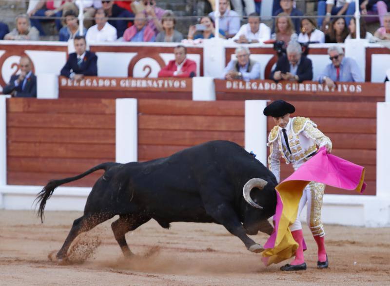 Tercera tarde de abono en el coso de El Bibio, con los toreros Antonio Ferreras, Álvaro Lorenzo y Paco Ureña.
