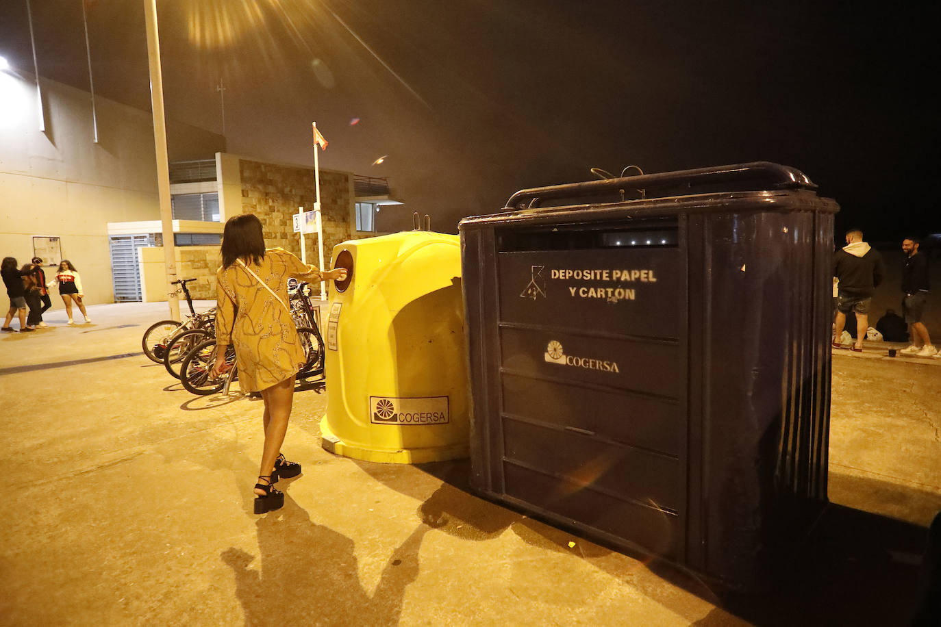 La fiesta hizo necesario que el personal de limpieza se emplease a fondo de madrugada para que la ciudad estuviese estuviese en perfecto estado a primera hora de la mañana.