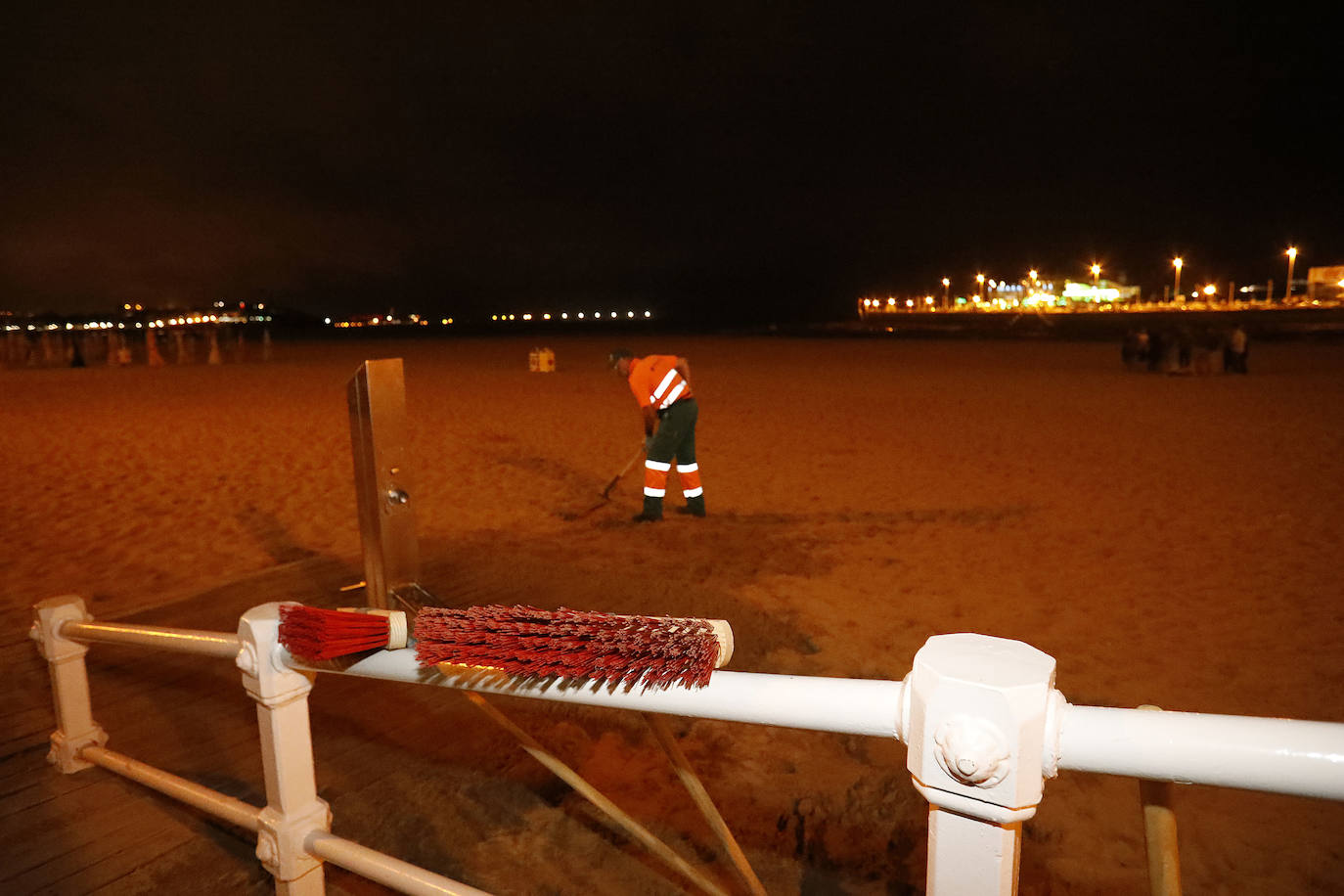 La fiesta hizo necesario que el personal de limpieza se emplease a fondo de madrugada para que la ciudad estuviese estuviese en perfecto estado a primera hora de la mañana.