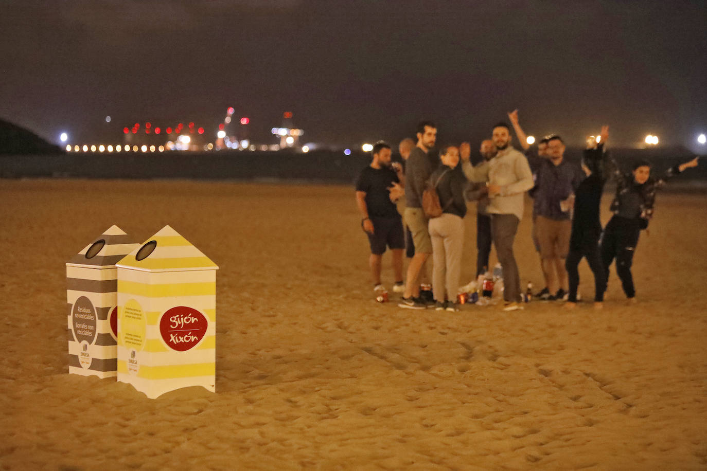 La fiesta hizo necesario que el personal de limpieza se emplease a fondo de madrugada para que la ciudad estuviese estuviese en perfecto estado a primera hora de la mañana.