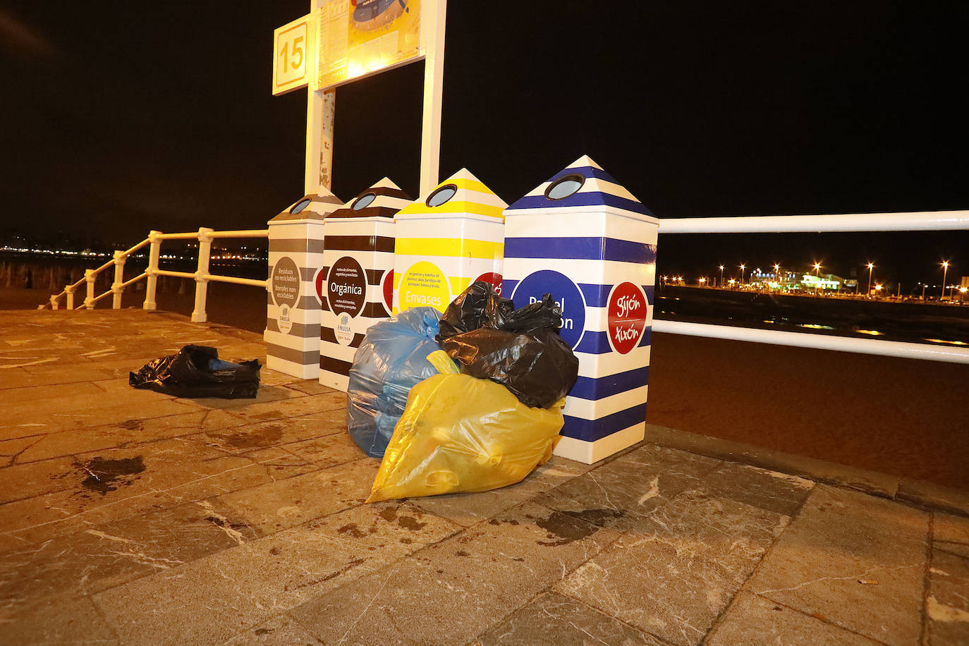 La fiesta hizo necesario que el personal de limpieza se emplease a fondo de madrugada para que la ciudad estuviese estuviese en perfecto estado a primera hora de la mañana.