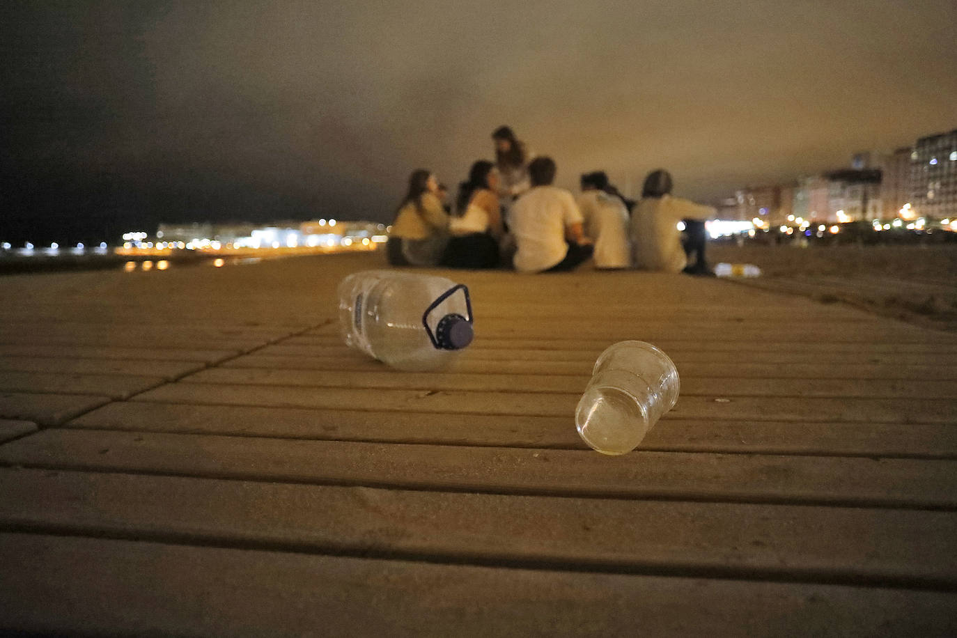 La fiesta hizo necesario que el personal de limpieza se emplease a fondo de madrugada para que la ciudad estuviese estuviese en perfecto estado a primera hora de la mañana.