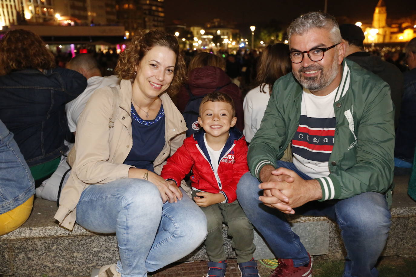 El cielo gijonés se iluminó con 4.704 carcasas pirotécnicas de las que 1.500 se dispararon en los últimos segundos de traca final. Hubo problemas de visibilidad desde algunas zonas del Muro de San Lorenzo durante parte del espectáculo pirotécnico, que fue mejorando.