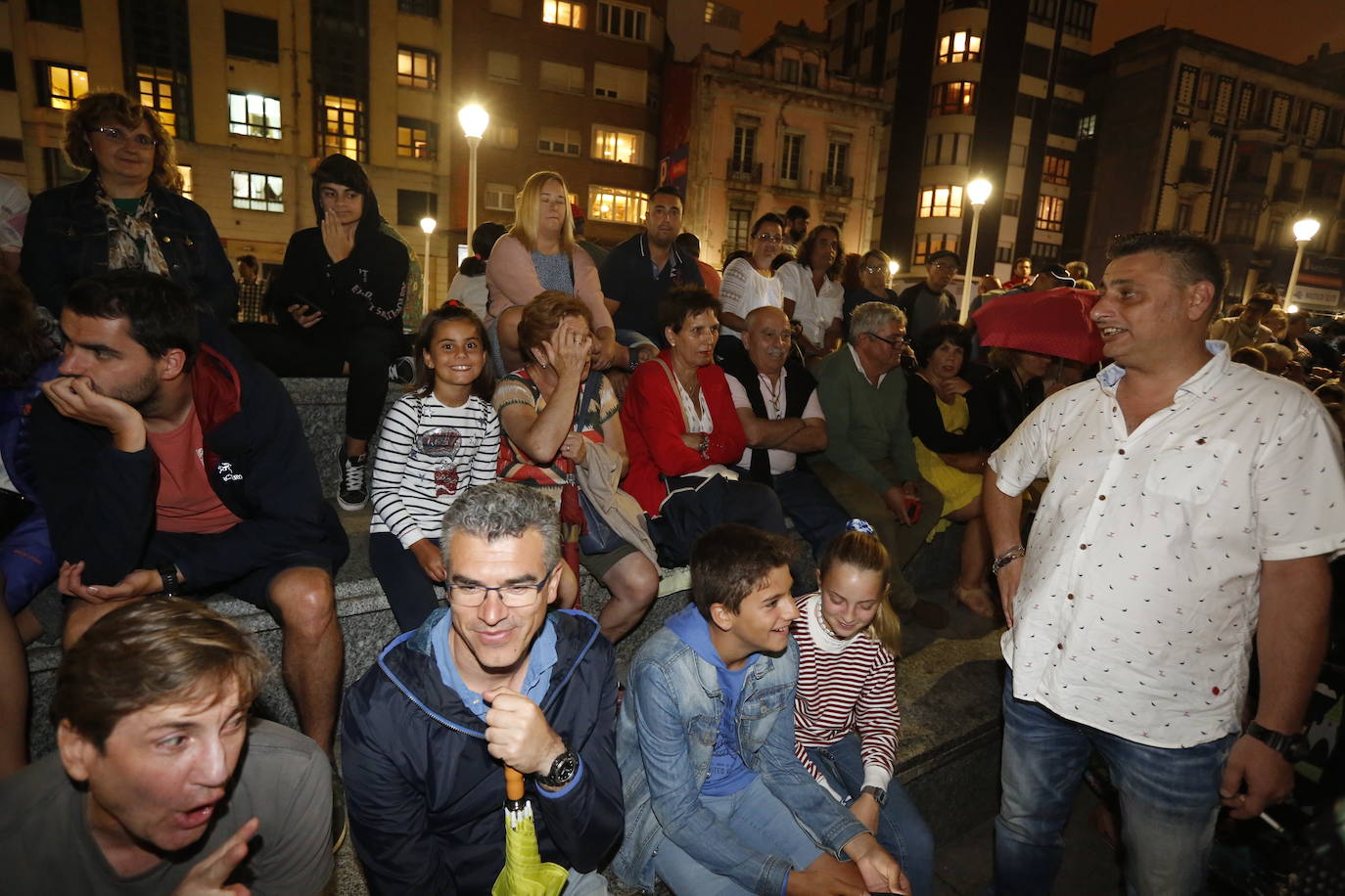 El cielo gijonés se iluminó con 4.704 carcasas pirotécnicas de las que 1.500 se dispararon en los últimos segundos de traca final. Hubo problemas de visibilidad desde algunas zonas del Muro de San Lorenzo durante parte del espectáculo pirotécnico, que fue mejorando.