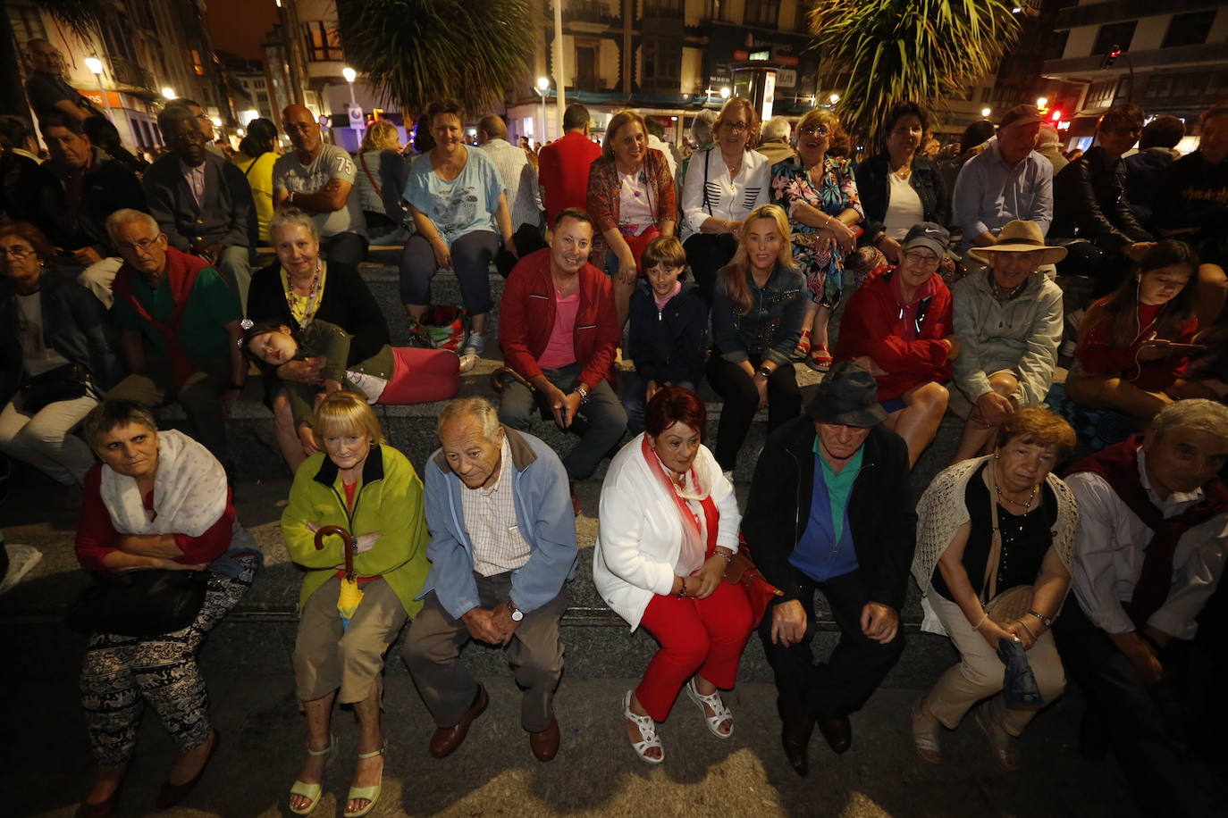 El cielo gijonés se iluminó con 4.704 carcasas pirotécnicas de las que 1.500 se dispararon en los últimos segundos de traca final. Hubo problemas de visibilidad desde algunas zonas del Muro de San Lorenzo durante parte del espectáculo pirotécnico, que fue mejorando.