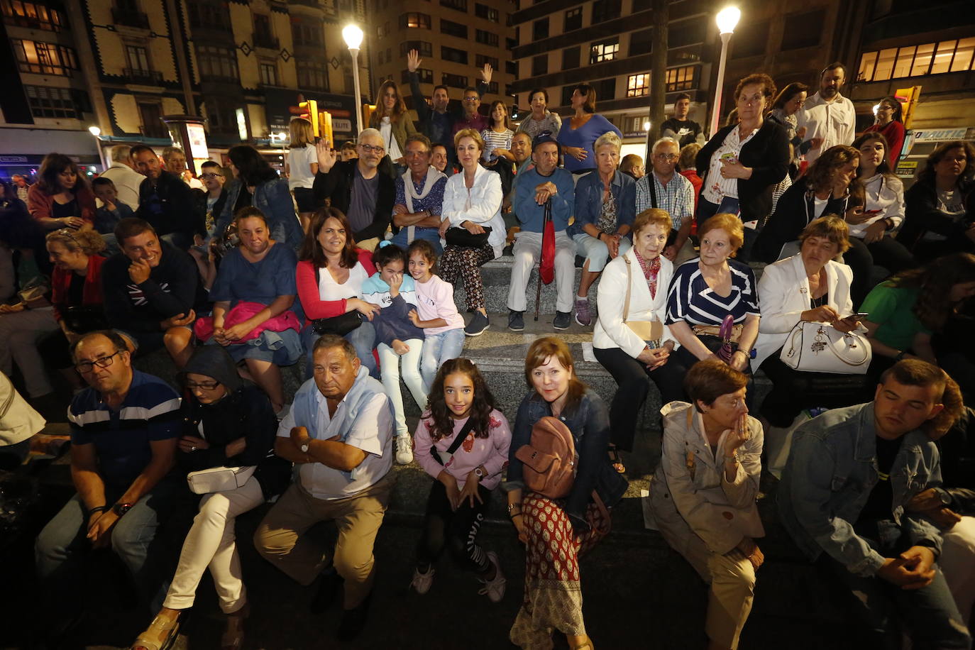 El cielo gijonés se iluminó con 4.704 carcasas pirotécnicas de las que 1.500 se dispararon en los últimos segundos de traca final. Hubo problemas de visibilidad desde algunas zonas del Muro de San Lorenzo durante parte del espectáculo pirotécnico, que fue mejorando.