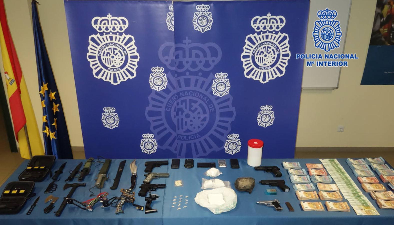 Doce personas han sido detenidas y entre el material incautado destacan sustancias como cocaína, heroína, hachís, dinero en efectivo y armas. 
