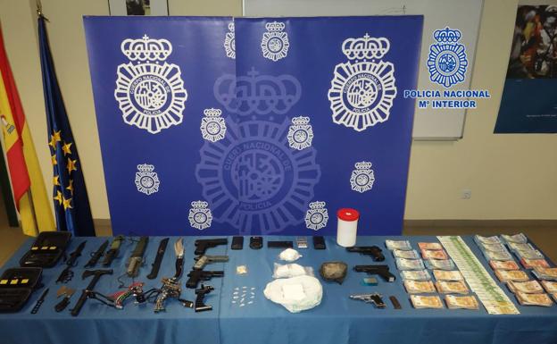 Material incautado por la Policía.