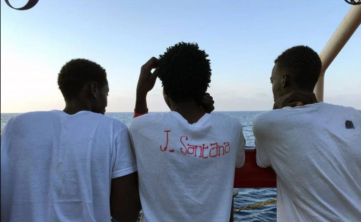 Autorizan la evacuación urgente a Lampedusa de cinco inmigrantes a bordo del Open Arms por causas psicológicas