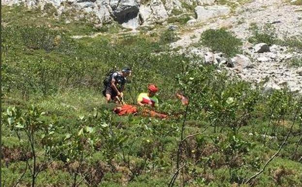 Rescatan a una senderista ovetense tras sufrir una fractura en Picos de Europa