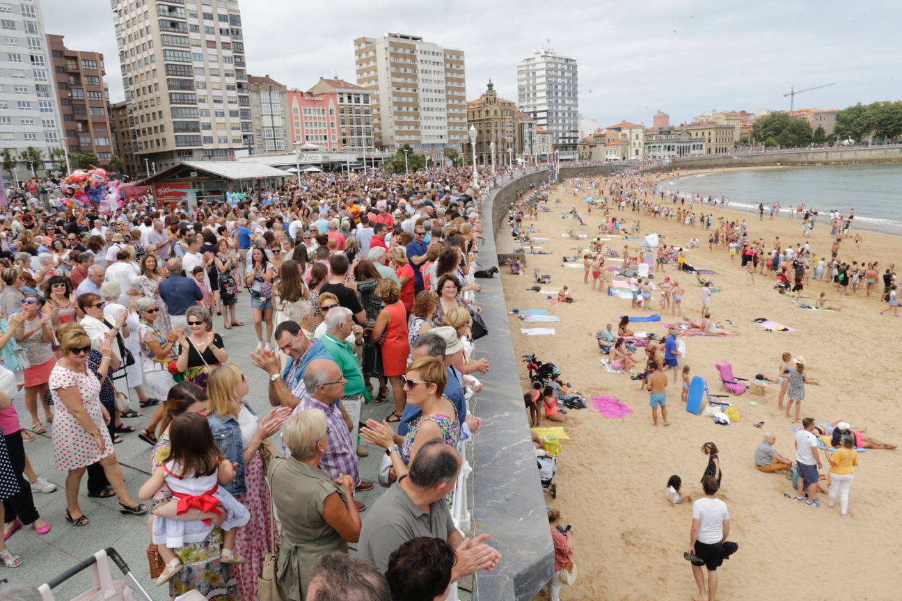 La Semana Grande de Gijón se despide bailando al son de la tonada. El broche final lo puso el Restallón, una descarga de voladores desde el Cerro de Santa Catalina que contó con más de 183,79 kilogramos de pólvora en 464 unidades de disparo.