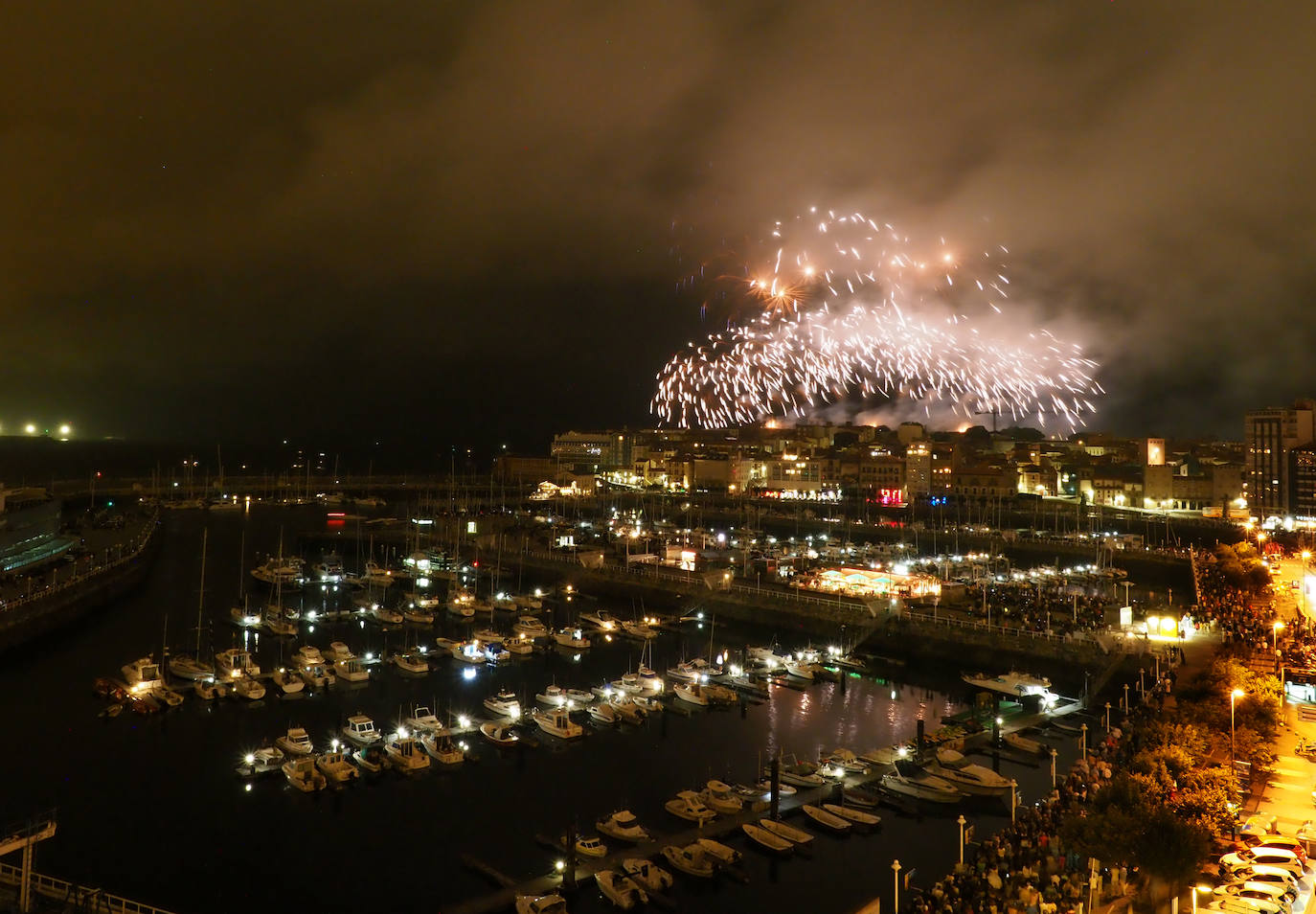 El cielo gijonés se iluminó con 4.704 carcasas pirotécnicas de las que 1.500 se dispararon en los últimos segundos de traca final. Hubo problemas de visibilidad desde algunas zonas del Muro de San Lorenzo durante parte del espectáculo pirotécnico, que fue mejorando.