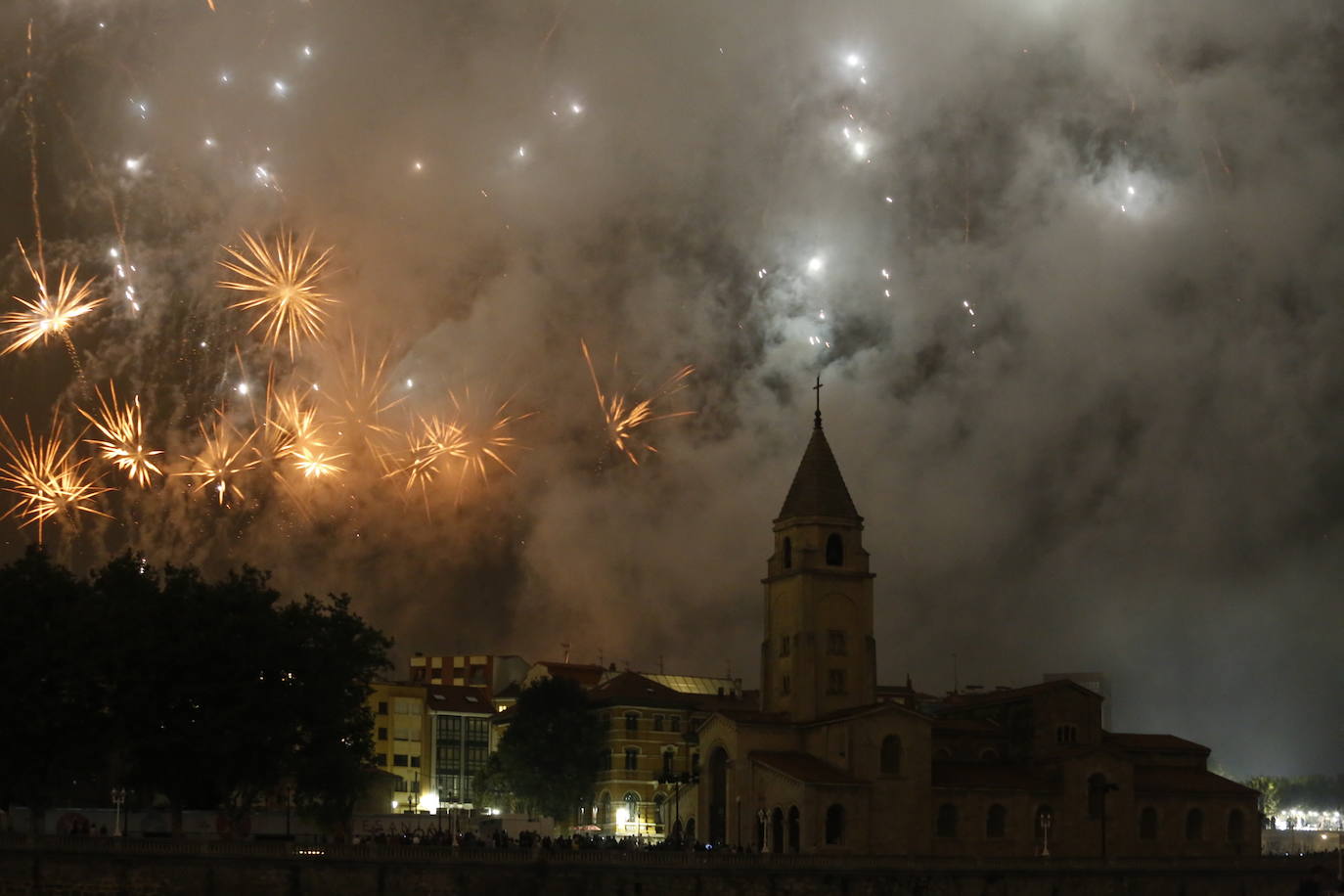 El cielo gijonés se iluminó con 4.704 carcasas pirotécnicas de las que 1.500 se dispararon en los últimos segundos de traca final. Hubo problemas de visibilidad desde algunas zonas del Muro de San Lorenzo durante parte del espectáculo pirotécnico, que fue mejorando.