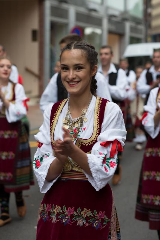 Grupos de cinco países, España, Argentina, Serbia, Tahutí y Sri Lanka participan en el Festival Folclórico Internacional de Avilés, donde protagonizan desfiles y dos galas.