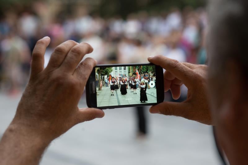 Grupos de cinco países, España, Argentina, Serbia, Tahutí y Sri Lanka participan en el Festival Folclórico Internacional de Avilés, donde protagonizan desfiles y dos galas.