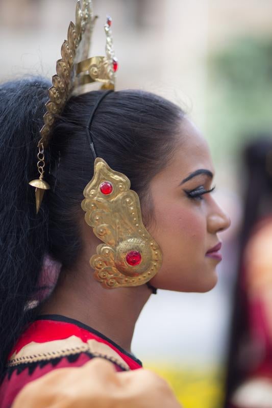 Grupos de cinco países, España, Argentina, Serbia, Tahutí y Sri Lanka participan en el Festival Folclórico Internacional de Avilés, donde protagonizan desfiles y dos galas.