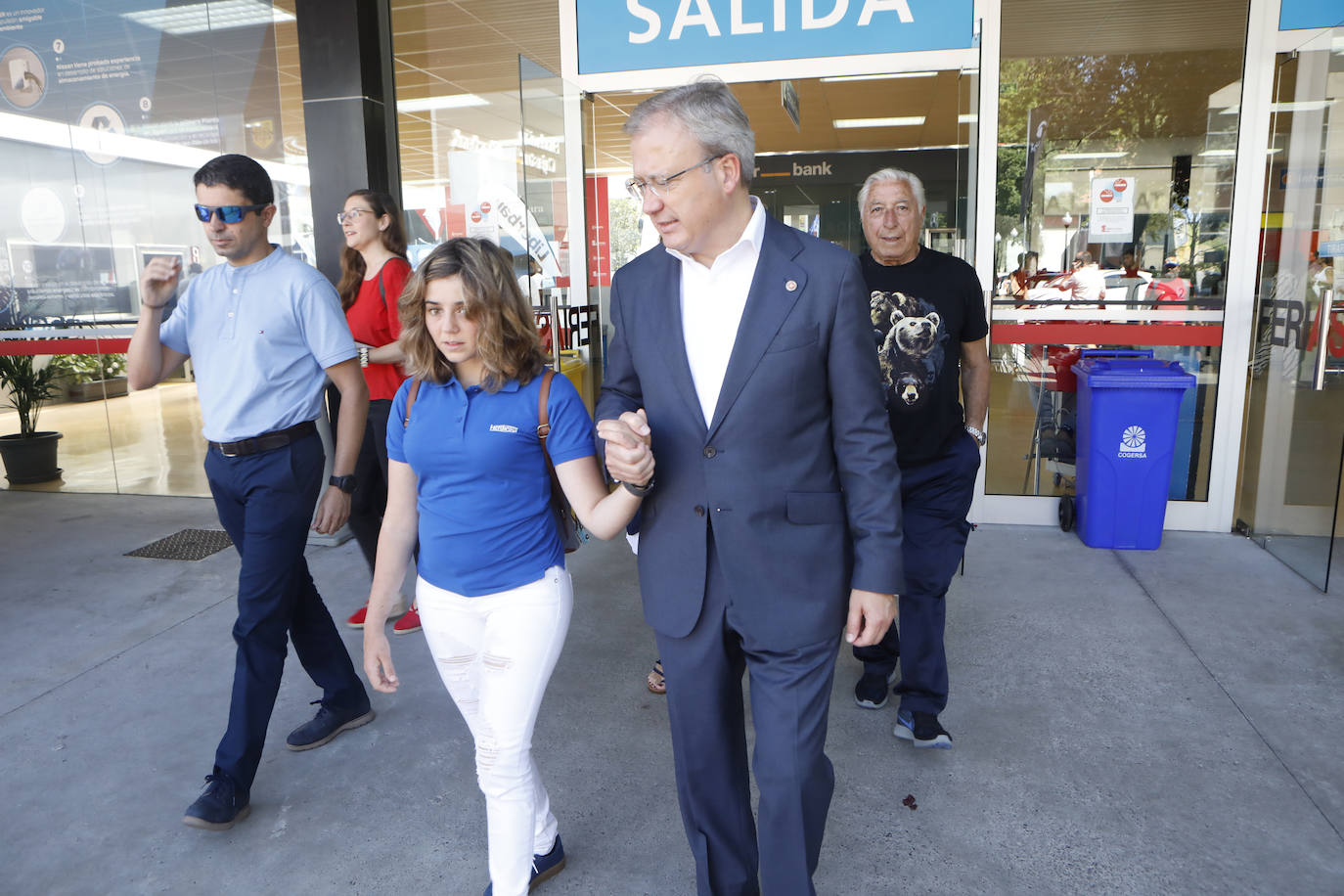 Los más rezagados todavía pueden acercarse hasta el recinto ferial Luis Adaro. Durante la jornada de este viernes miles de asturianos y turistas disfrutaron de las distintas alternativas que ofrece la Feria. 