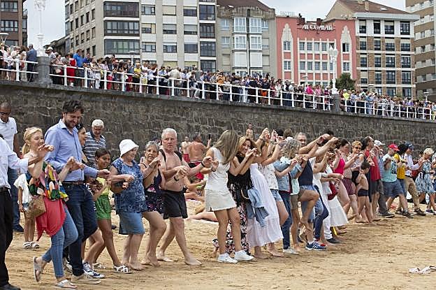 El concejal de Educación y Cultura, Alberto Ferrao (izquierda), se unió a la Danza Prima sobre la arena de San Lorenzo. 
