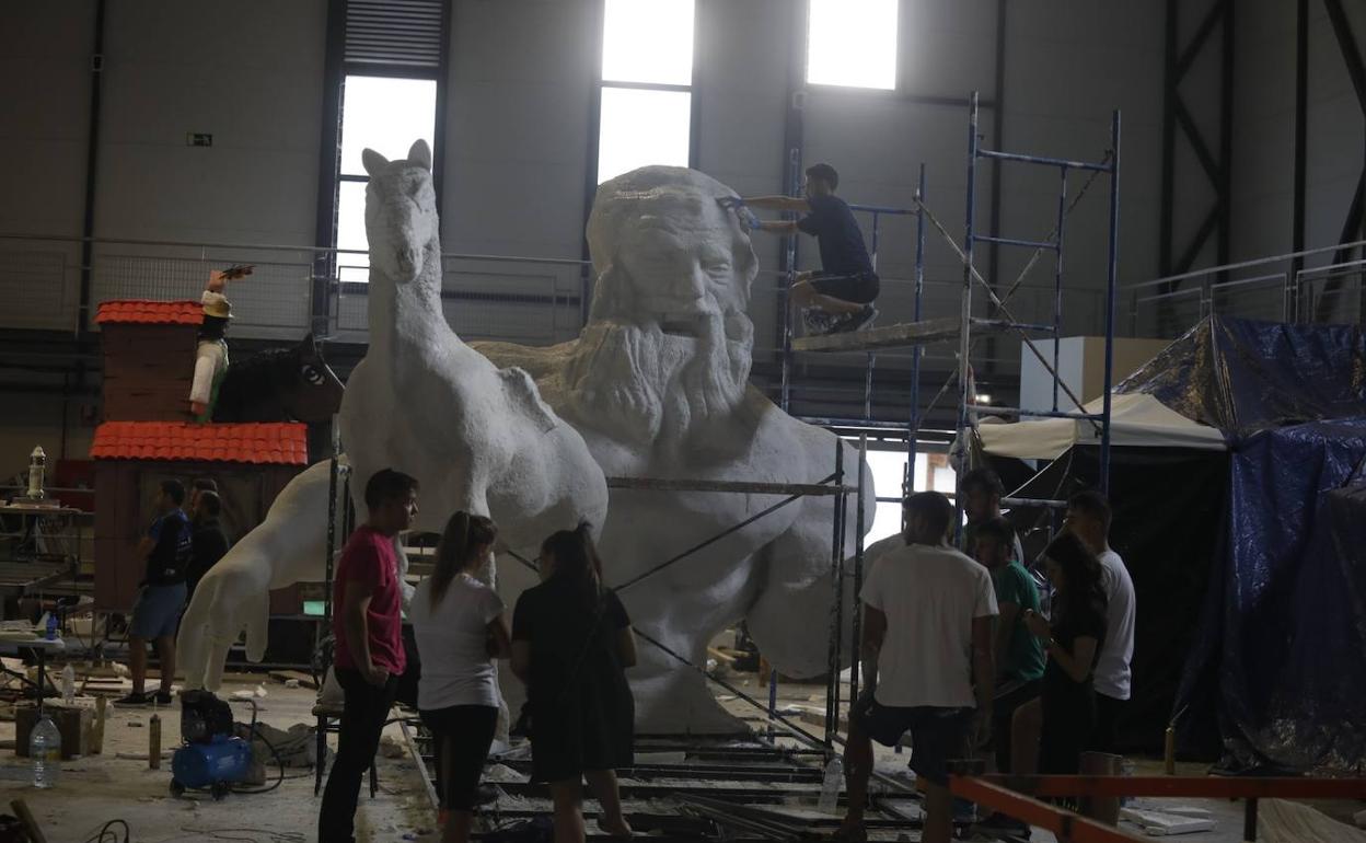 La peña El Bajo da los últimos retoques a su Zeus.