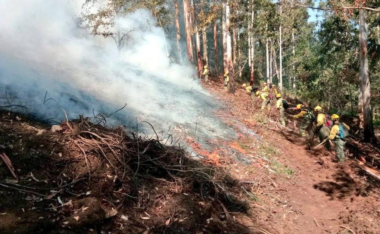 Los bomberos trabajan en la extinción de dos incendios en Allande y Valdés