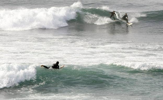 Surfistas en Salinas, en una imagen de archivo. 