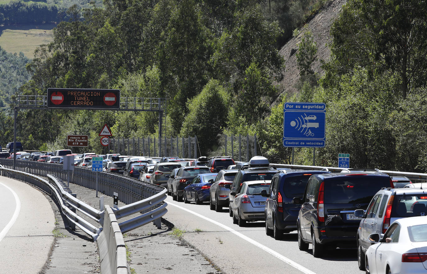 La afluencia a las playas provoca atascos kilométricos en la A-8, a la altura de Villaviciosa.