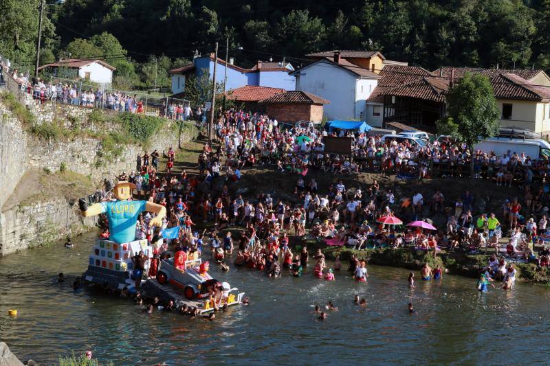 Cientos de personas se dan cita en una de las fiestas más populares del verano asturiano.
