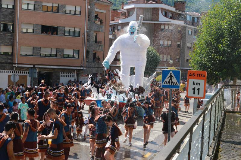 Cientos de personas se dan cita en una de las fiestas más populares del verano asturiano.