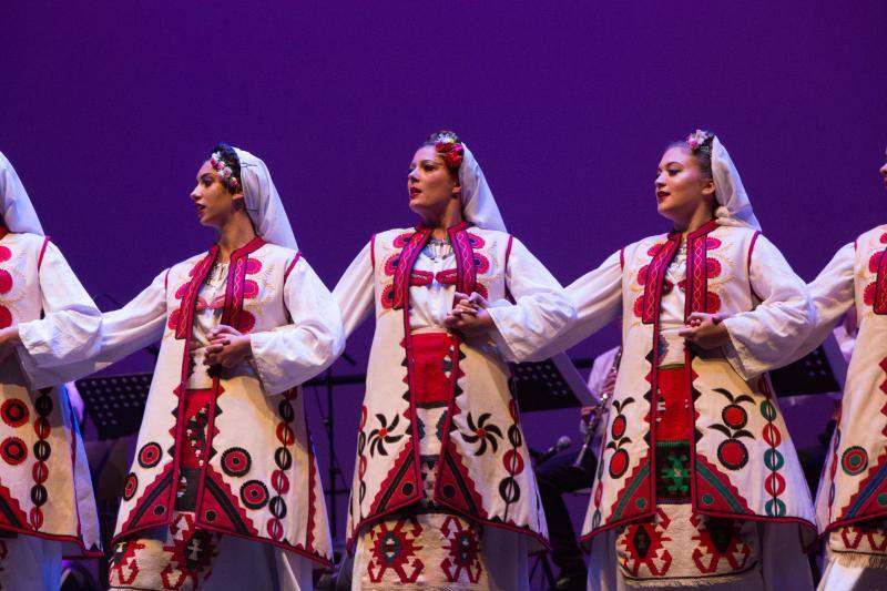 El auditorio del centro cultural avilesino acogió un espectáculo en el que tomaron parte grupos de Argentina, Serbia, Sri Lanka y Tahíti. 