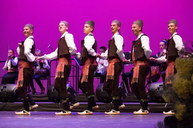 El auditorio del centro cultural avilesino acogió un espectáculo en el que tomaron parte grupos de Argentina, Serbia, Sri Lanka y Tahíti. 