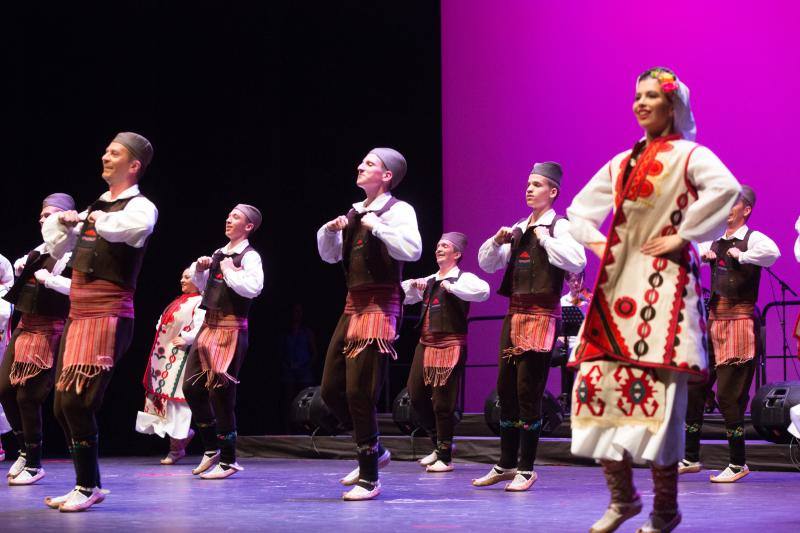 El auditorio del centro cultural avilesino acogió un espectáculo en el que tomaron parte grupos de Argentina, Serbia, Sri Lanka y Tahíti. 