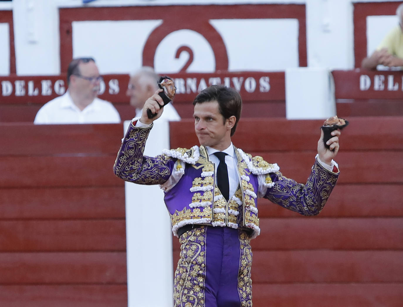 Los diestros José Antonio «Morante de la Puebla» esculpió hoy en Gijón una auténtica obra de arte a su segundo toro, al que cortó las dos orejas, y salió a hombros junto a Julián López «El Juli», al que regalaron otras dos del quinto, en una tarde en la que Aguado se cerró la Puerta Grande con la espada. 