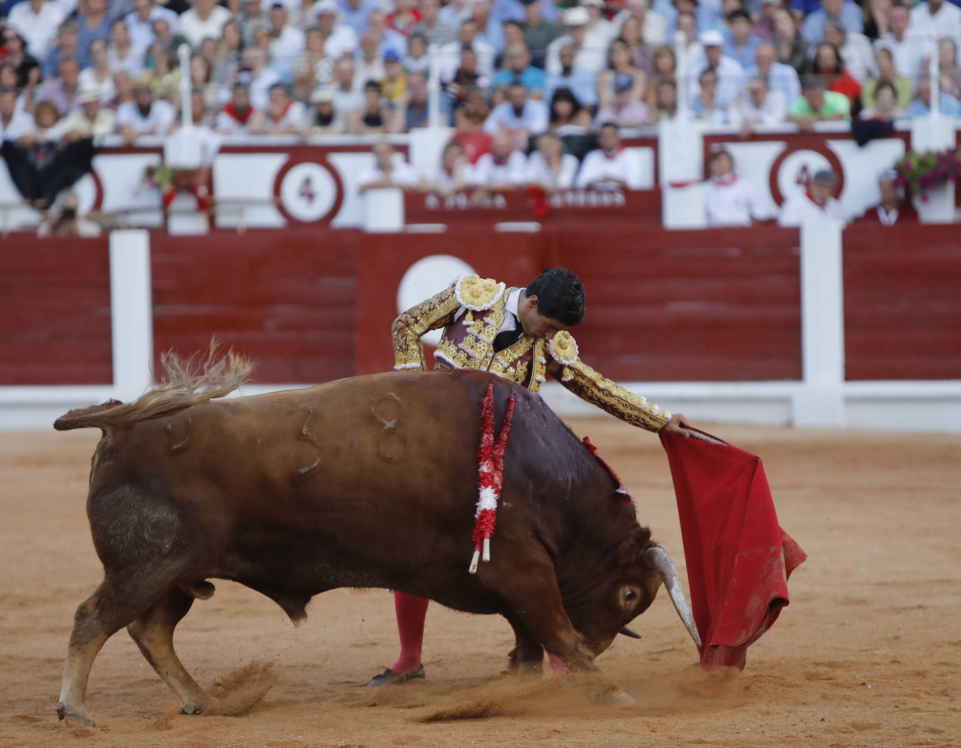 Los diestros José Antonio «Morante de la Puebla» esculpió hoy en Gijón una auténtica obra de arte a su segundo toro, al que cortó las dos orejas, y salió a hombros junto a Julián López «El Juli», al que regalaron otras dos del quinto, en una tarde en la que Aguado se cerró la Puerta Grande con la espada. 