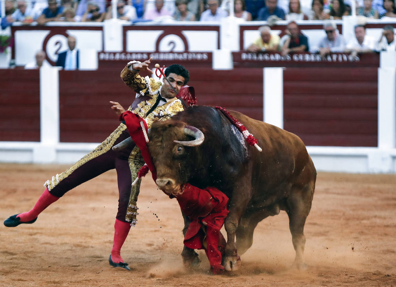 Los diestros José Antonio «Morante de la Puebla» esculpió hoy en Gijón una auténtica obra de arte a su segundo toro, al que cortó las dos orejas, y salió a hombros junto a Julián López «El Juli», al que regalaron otras dos del quinto, en una tarde en la que Aguado se cerró la Puerta Grande con la espada. 