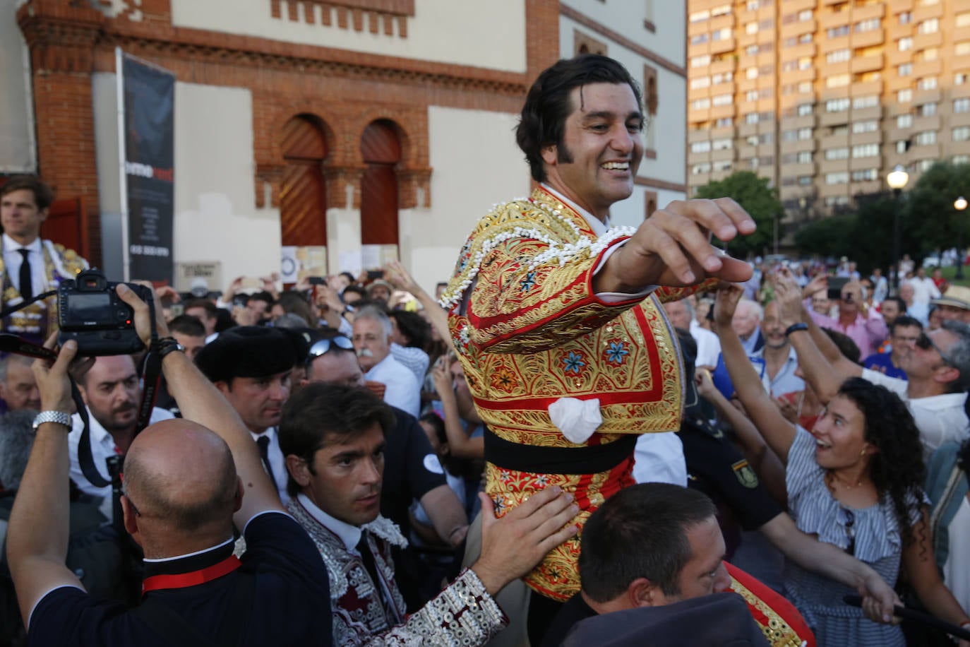 Los diestros José Antonio «Morante de la Puebla» esculpió hoy en Gijón una auténtica obra de arte a su segundo toro, al que cortó las dos orejas, y salió a hombros junto a Julián López «El Juli», al que regalaron otras dos del quinto, en una tarde en la que Aguado se cerró la Puerta Grande con la espada. 