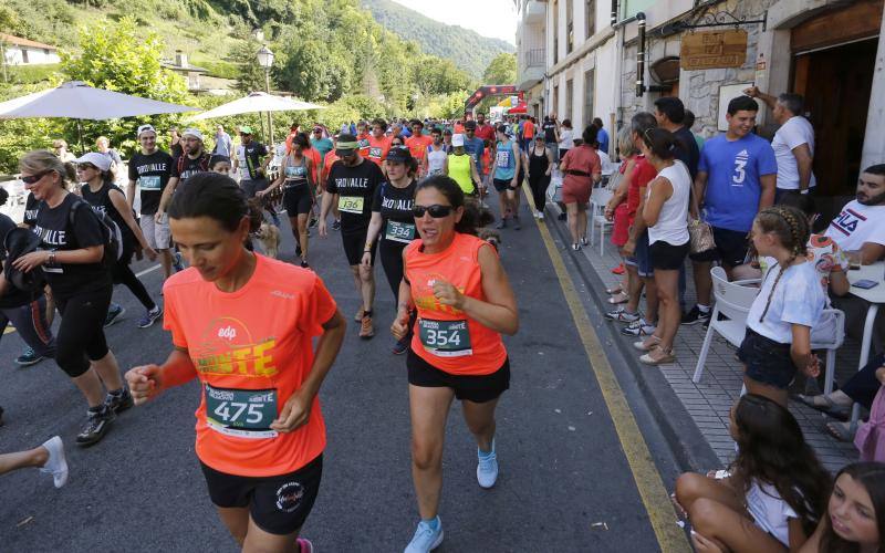 El consejero de Desarrollo Rural, Alejandro Calvo, y los regidores de siete concejos asturianos suscriben un manifiesto para combatir la despoblación.