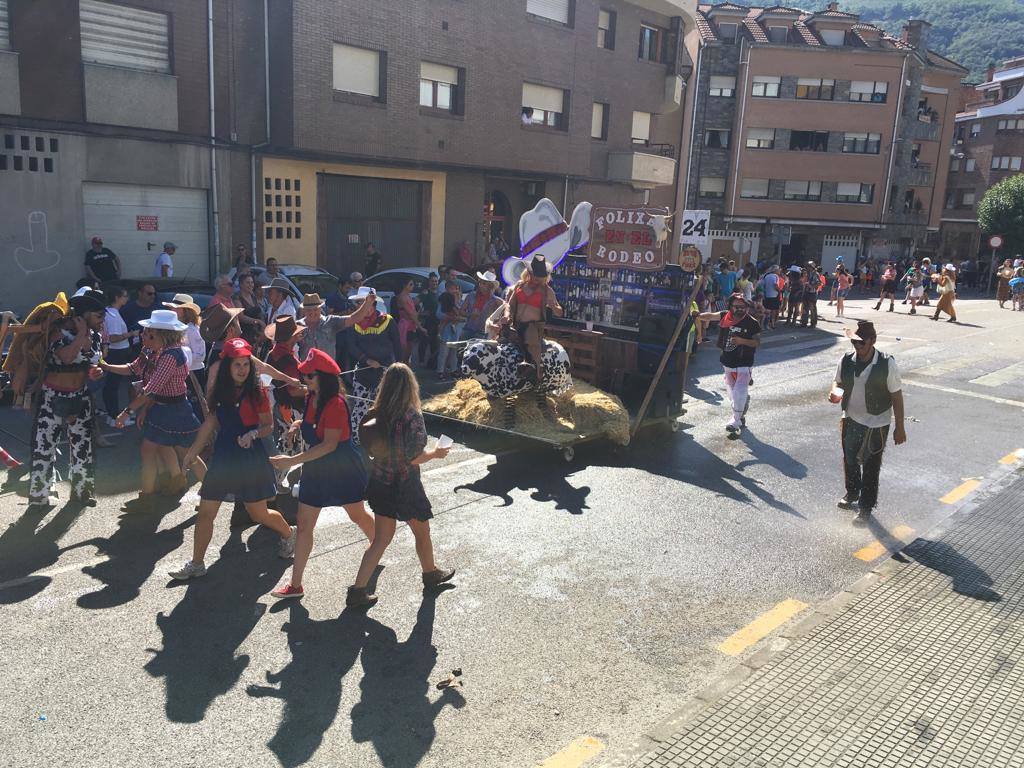 Miles de personas y cuarenta carrozas se citan en Laviana en una de las fiestas más multitudinarias del verano asturiano.