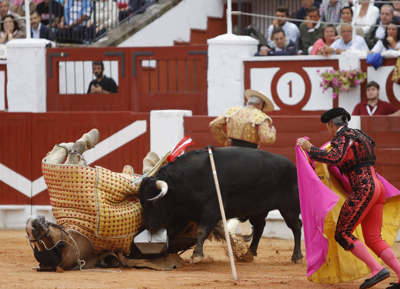 José María Manzanares, Enrique Ponce y Perera cerraron este domingo una nueva edición de la Feria taurina de Begoña. 