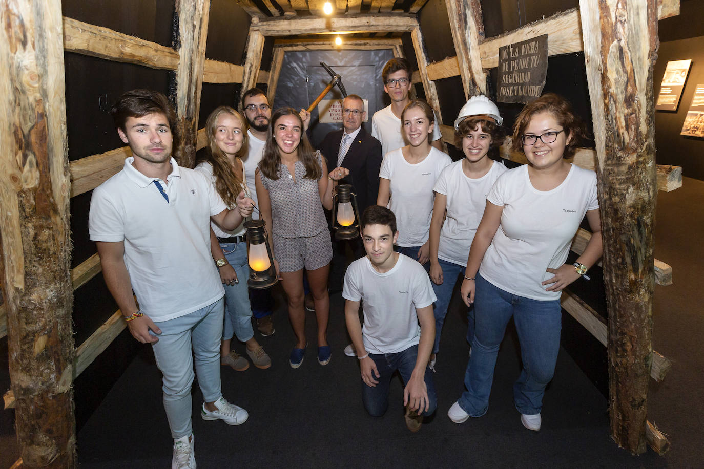 Sin ellos la Feria de Muestras sería imposible. Cientos de personas trabajan en el recinto ferial para que todo salga a la perfección y los visitantes puedan disfrutar cada año del certamen gijonés.