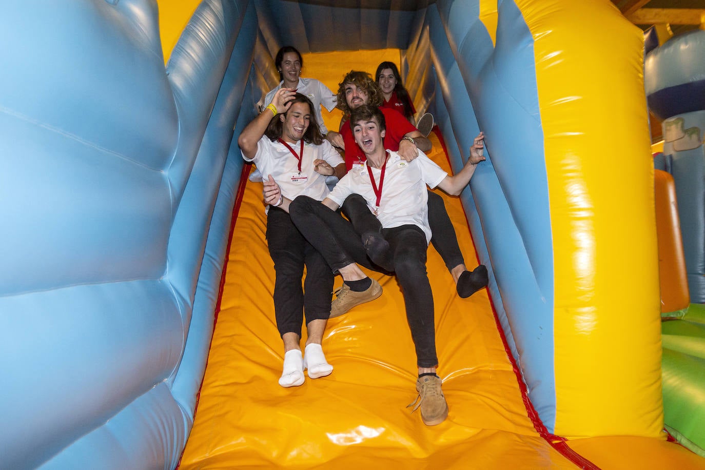 Sin ellos la Feria de Muestras sería imposible. Cientos de personas trabajan en el recinto ferial para que todo salga a la perfección y los visitantes puedan disfrutar cada año del certamen gijonés.