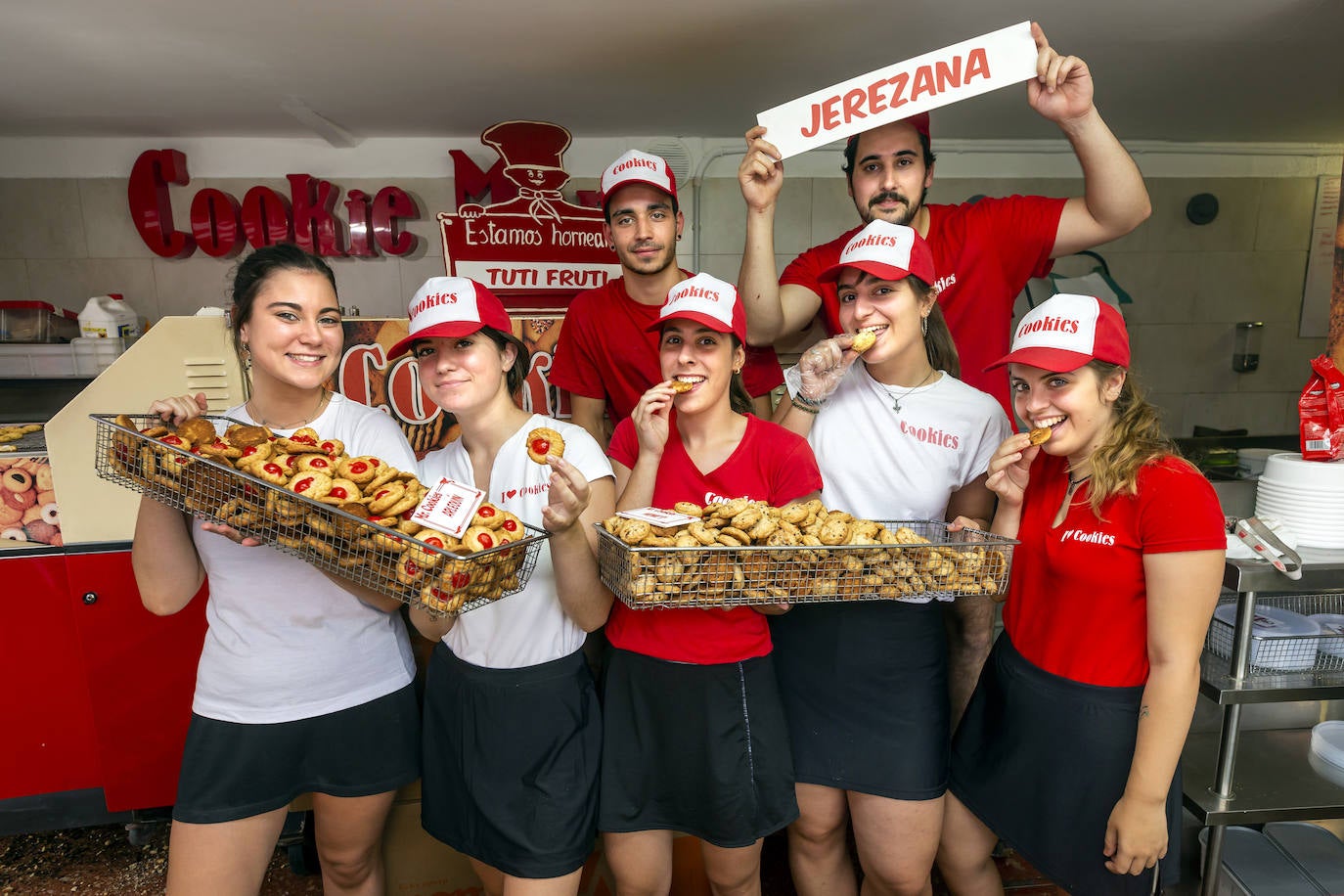 Sin ellos la Feria de Muestras sería imposible. Cientos de personas trabajan en el recinto ferial para que todo salga a la perfección y los visitantes puedan disfrutar cada año del certamen gijonés.