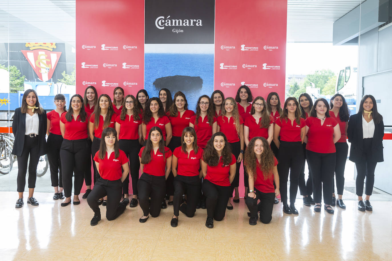 Sin ellos la Feria de Muestras sería imposible. Cientos de personas trabajan en el recinto ferial para que todo salga a la perfección y los visitantes puedan disfrutar cada año del certamen gijonés.