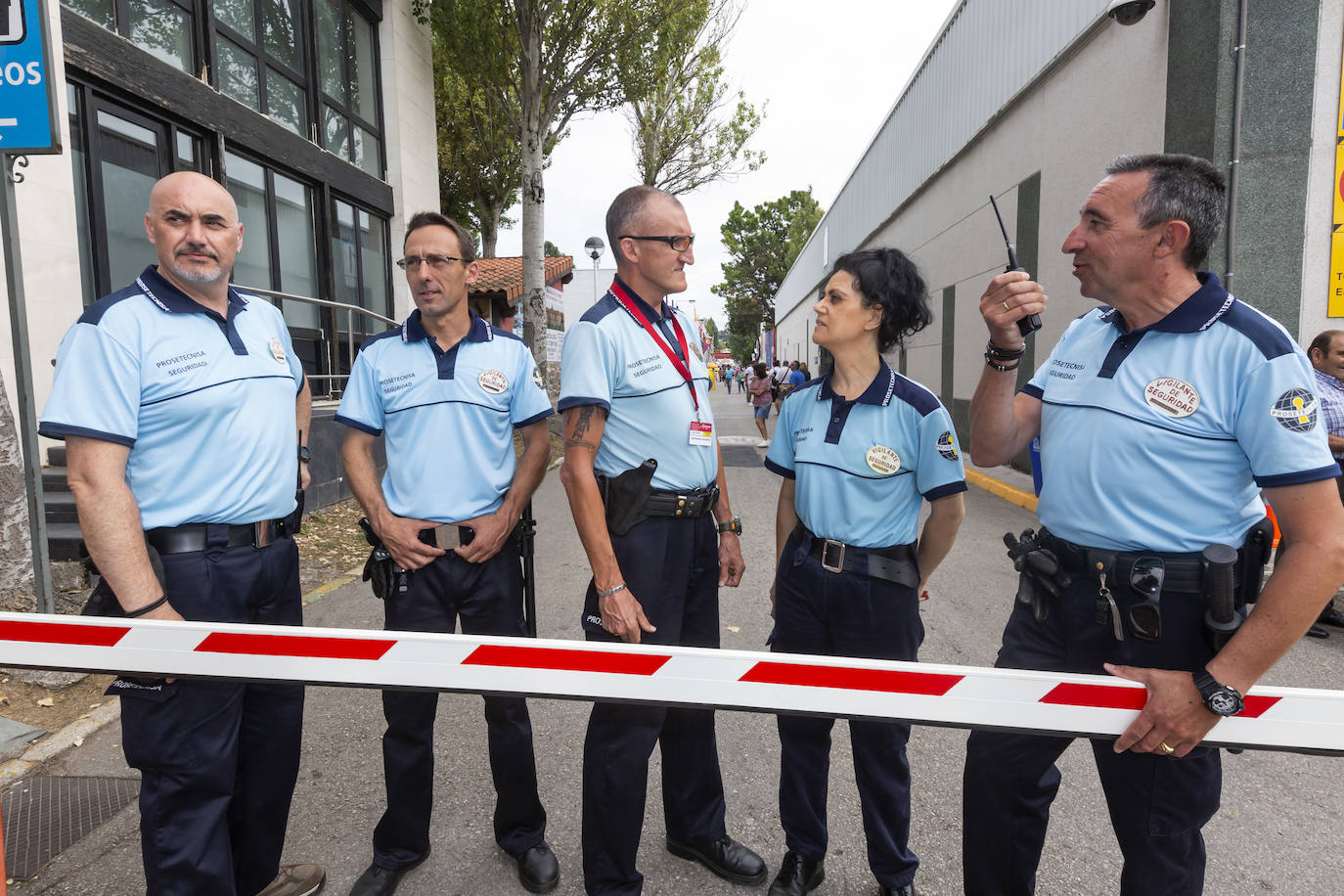 Sin ellos la Feria de Muestras sería imposible. Cientos de personas trabajan en el recinto ferial para que todo salga a la perfección y los visitantes puedan disfrutar cada año del certamen gijonés.