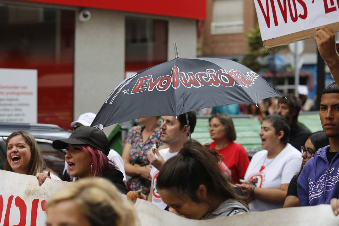 Las calles de la ciudad se llenaron de pancartas para protestar por los festejos taurinos que consideran una «tortura a los animales»