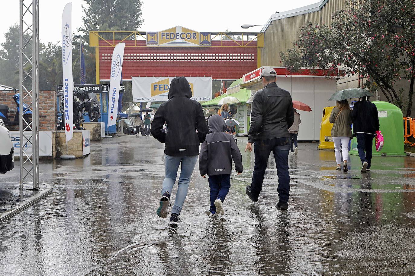 Los paraguas son los protagonistas en el útimo día de la Feria de Muestras de Asturias (Fidma).