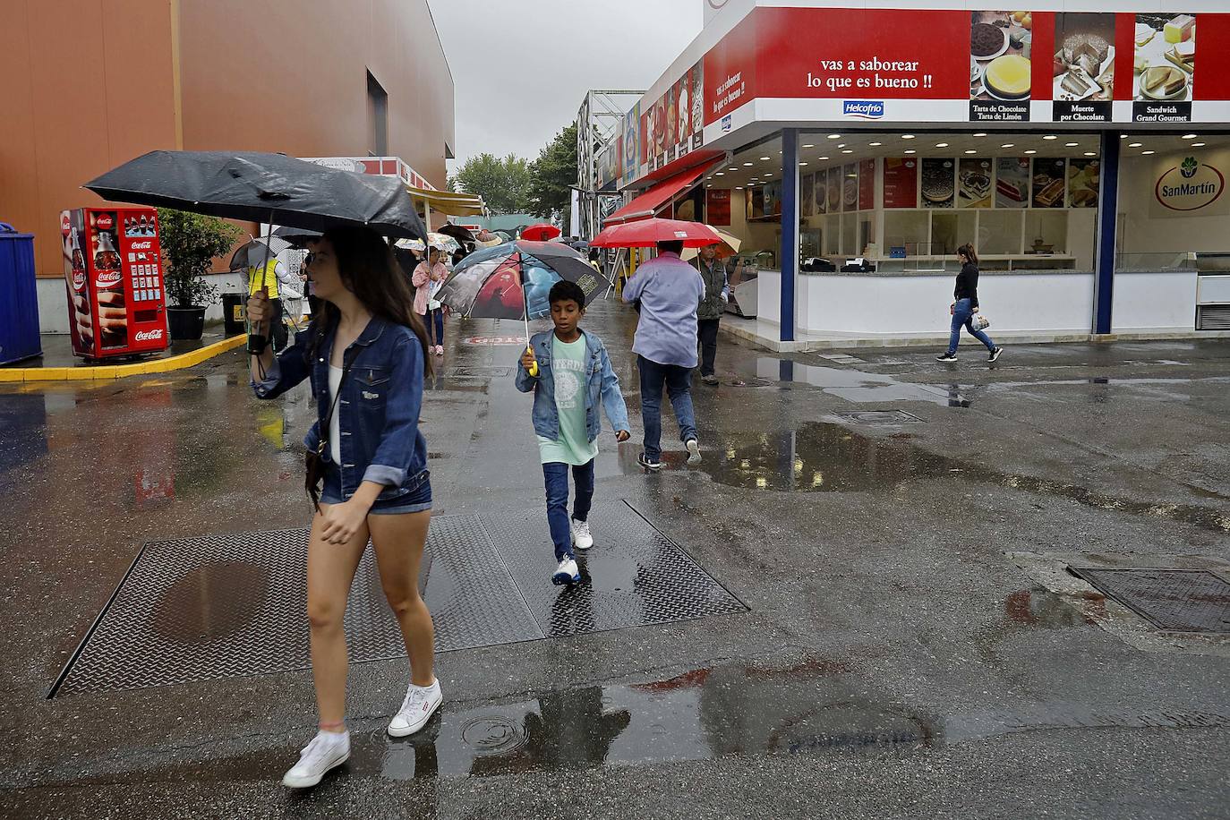 Los paraguas son los protagonistas en el útimo día de la Feria de Muestras de Asturias (Fidma).